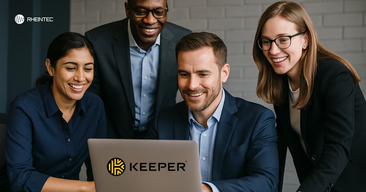 Professionelles Team arbeitet zusammen an einem Laptop, um die Sicherheitslösungen von Keeper zu nutzen, in einer modernen Büroumgebung.